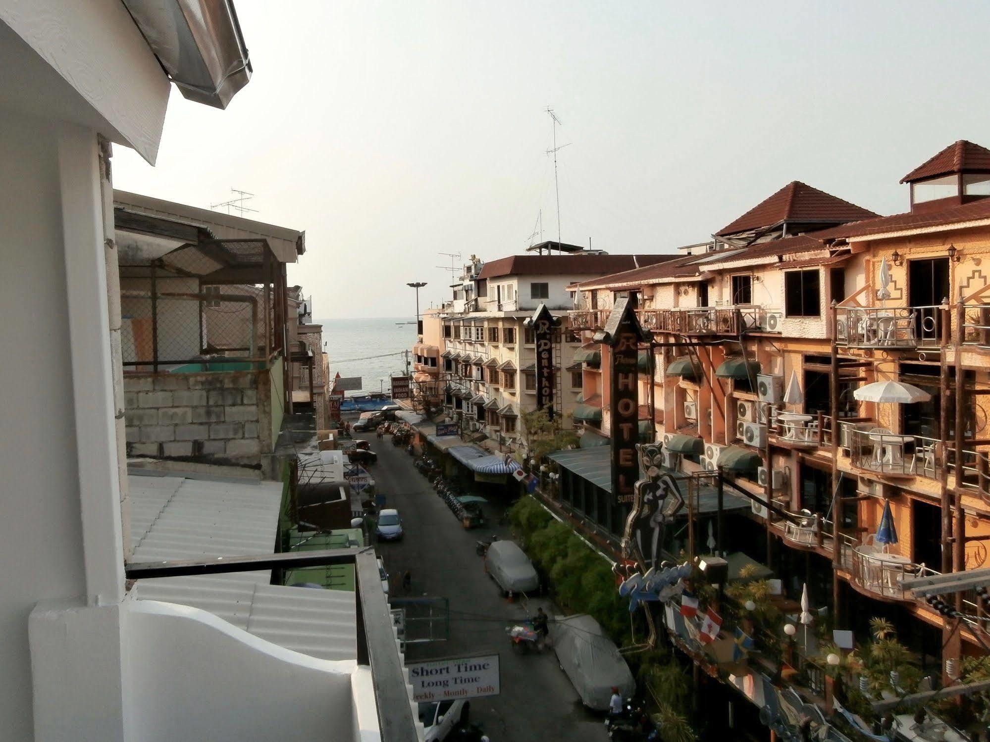 The Classroom Hotel Pattaya Exterior photo